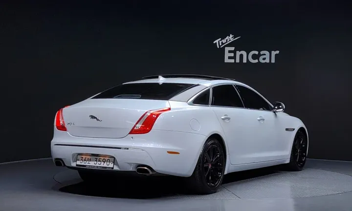 Jaguar XJ