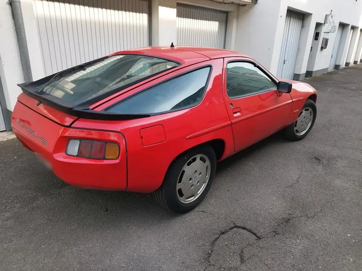 Porsche 928