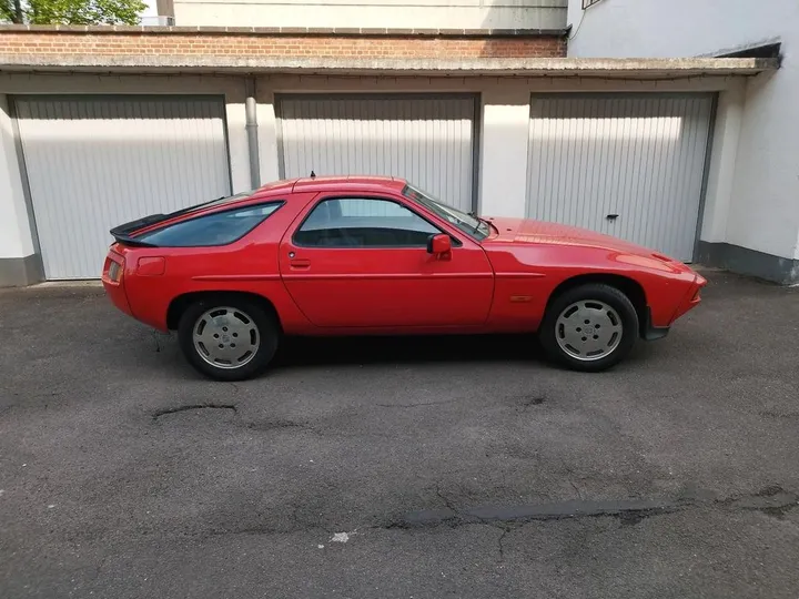 Porsche 928