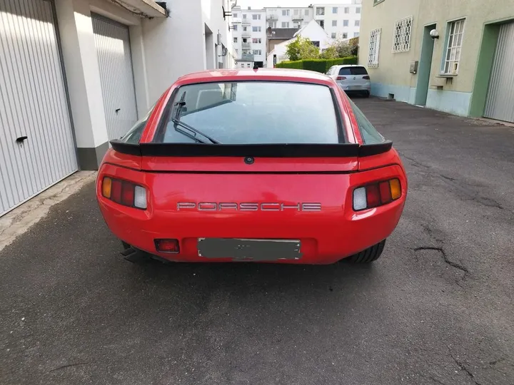 Porsche 928