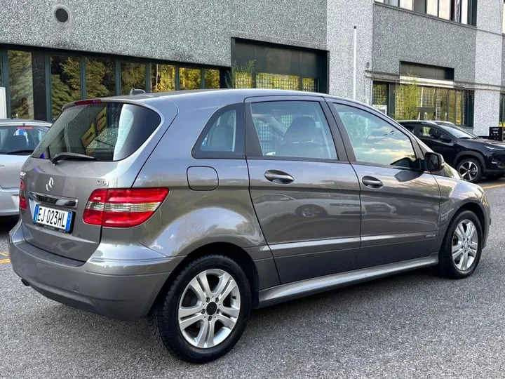 Mercedes-Benz B 180