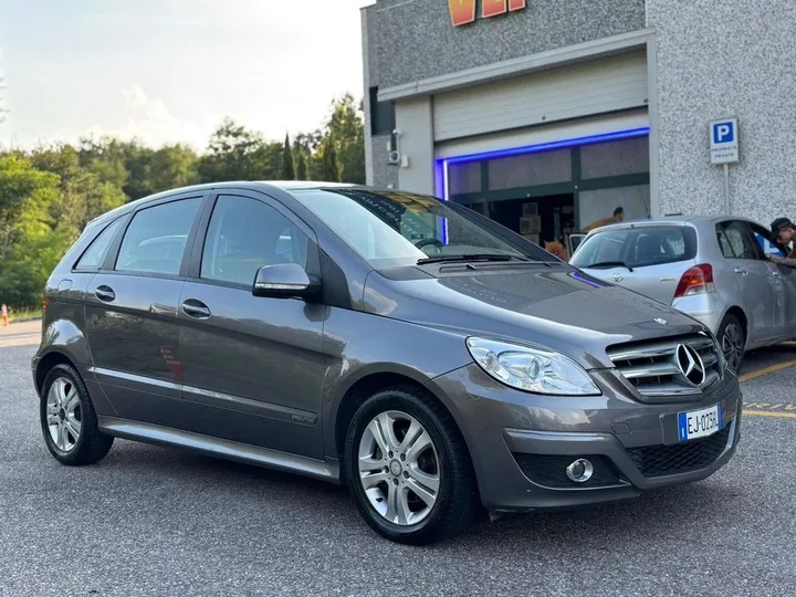 Mercedes-Benz B 180