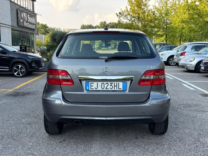 Mercedes-Benz B 180