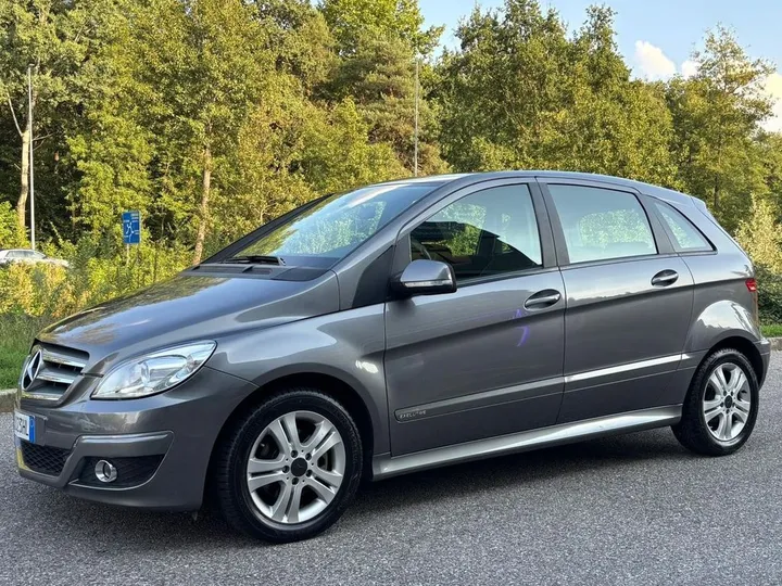 Mercedes-Benz B 180