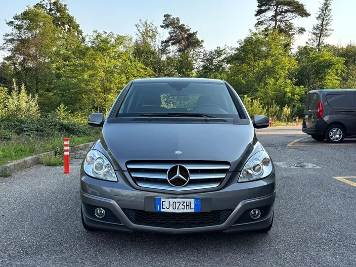 Mercedes-Benz B 180