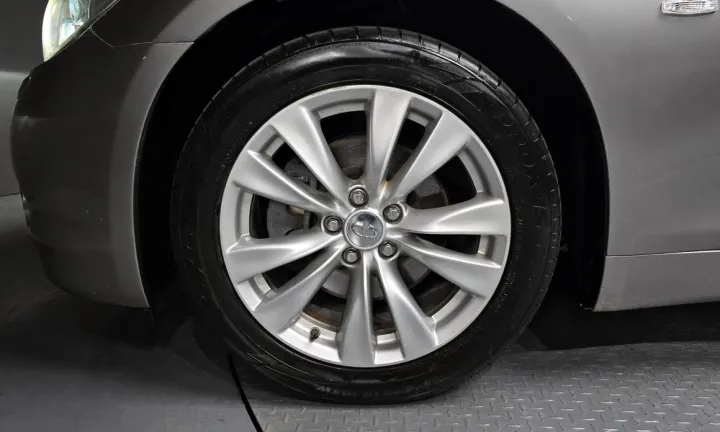 Infiniti M