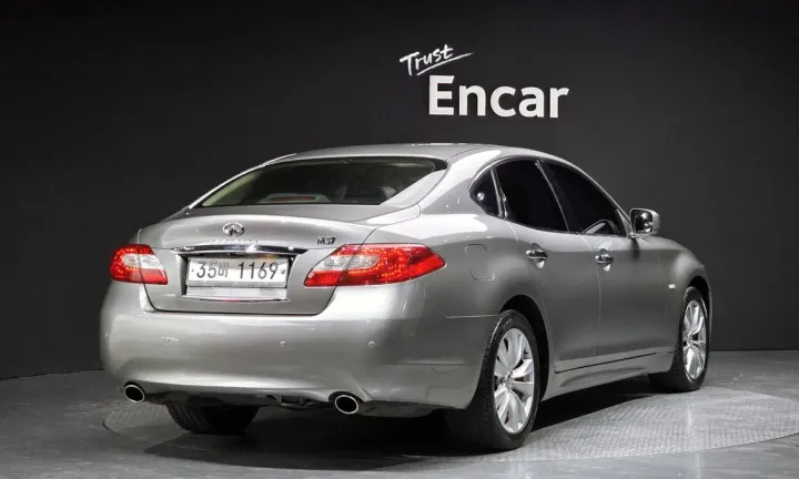 Infiniti M