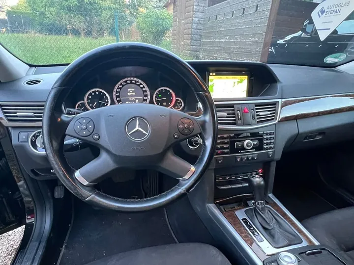 Mercedes-Benz 220