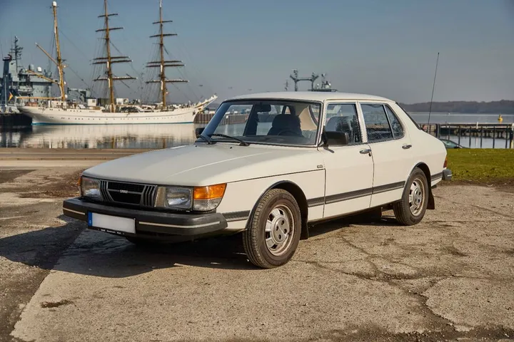 Saab 900
