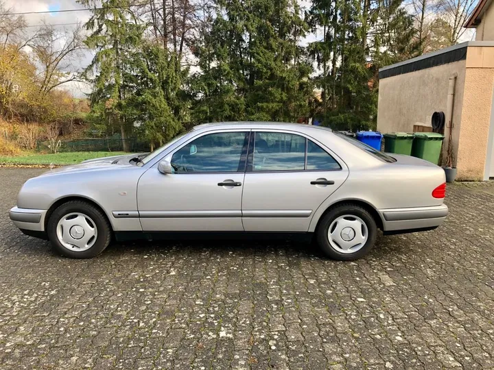 Mercedes-Benz E 200