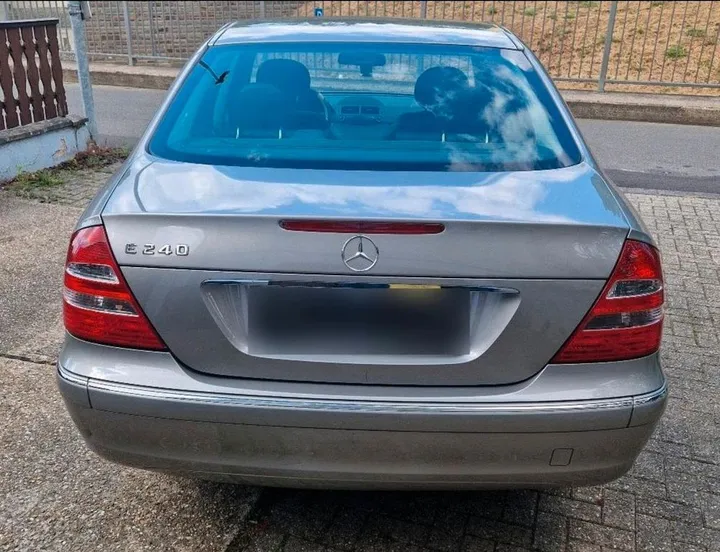 Mercedes-Benz E 240