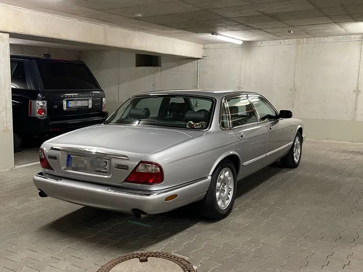 Jaguar XJ8