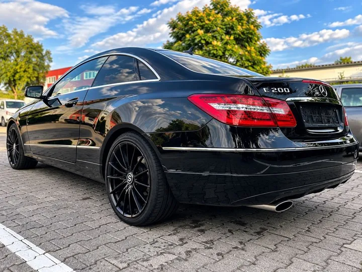 Mercedes-Benz E 200