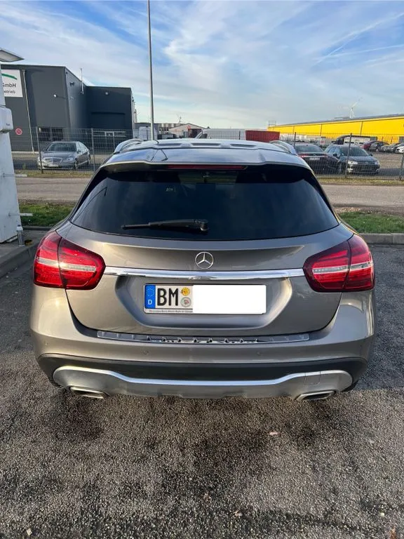 Mercedes-Benz GLA 220