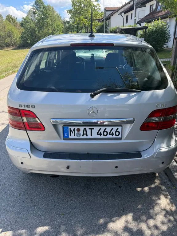 Mercedes-Benz B 180