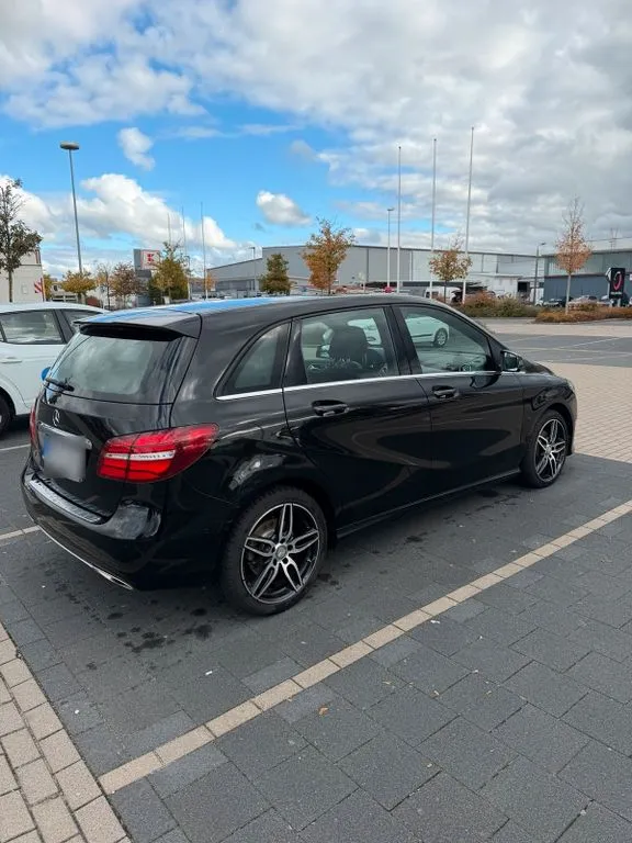 Mercedes-Benz B 220