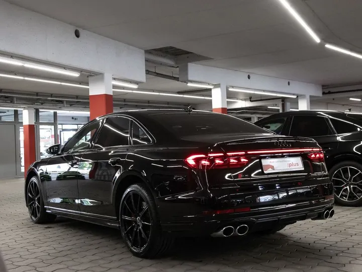 Audi S8