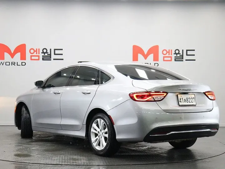 Chrysler 200