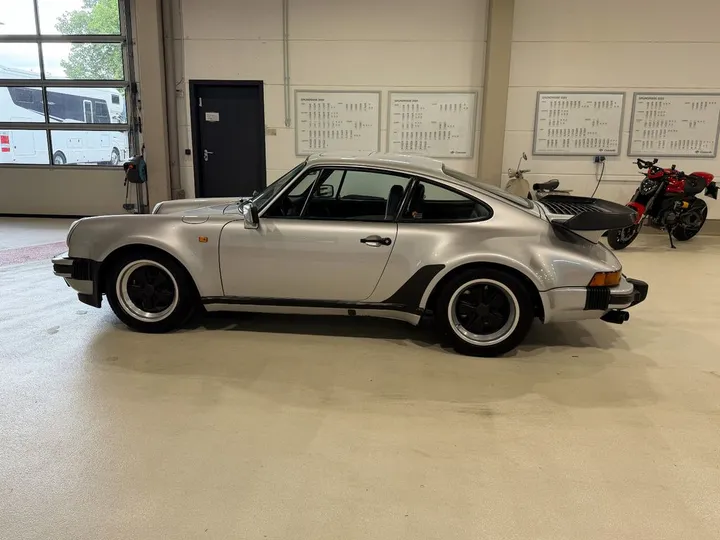 Porsche 930