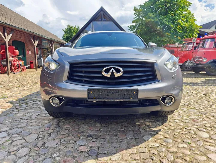 Infiniti QX70