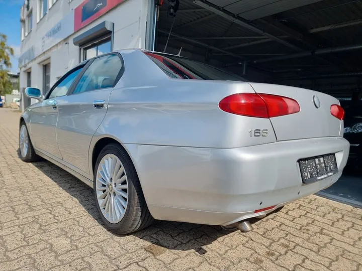 Alfa Romeo 166