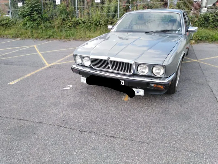 Jaguar XJ40