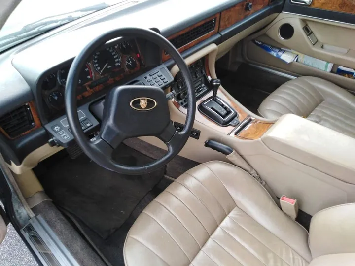 Jaguar XJ40