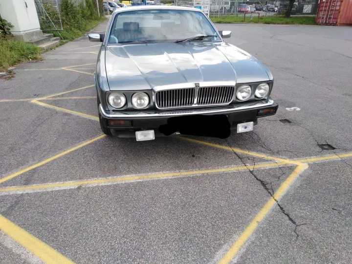 Jaguar XJ40