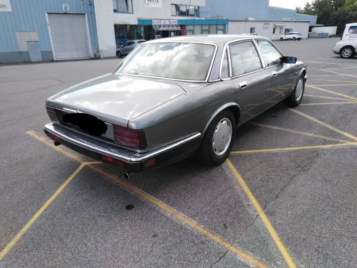 Jaguar XJ40