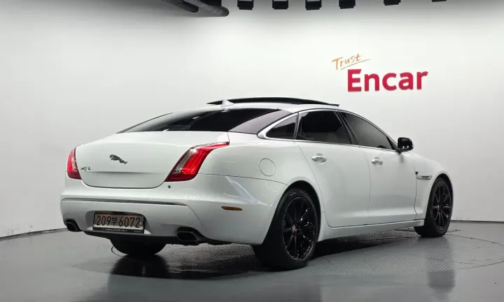 Jaguar XJ