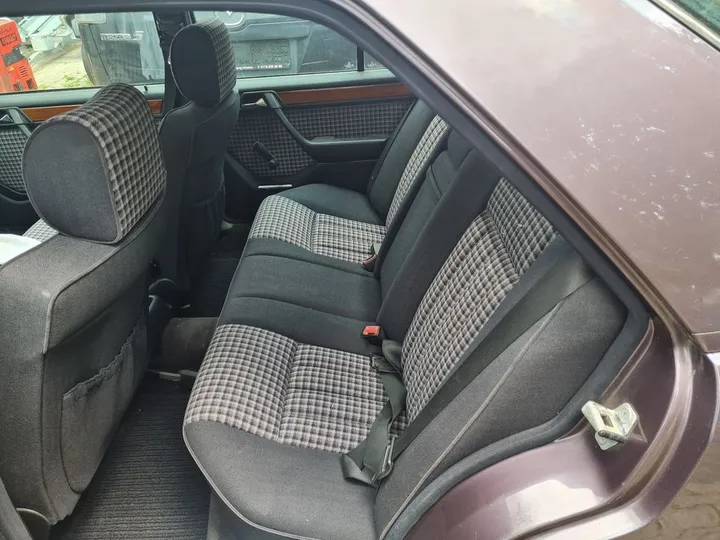 Mercedes-Benz E 230