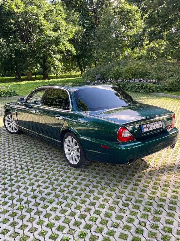 Jaguar XJ8