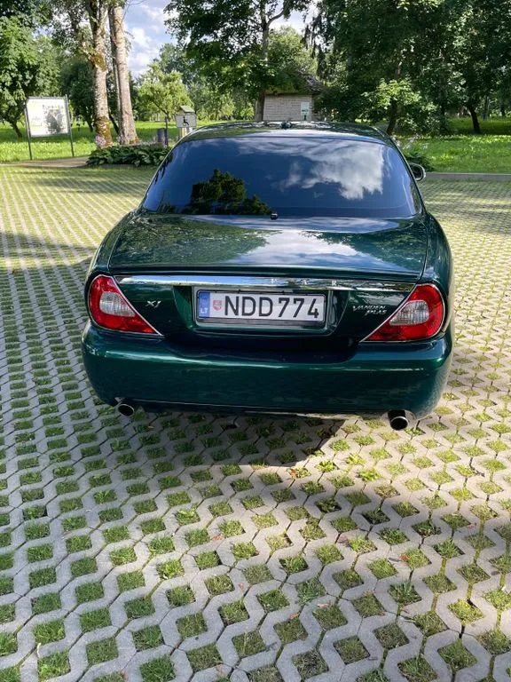 Jaguar XJ8