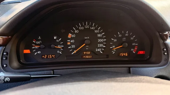 Mercedes-Benz E 230