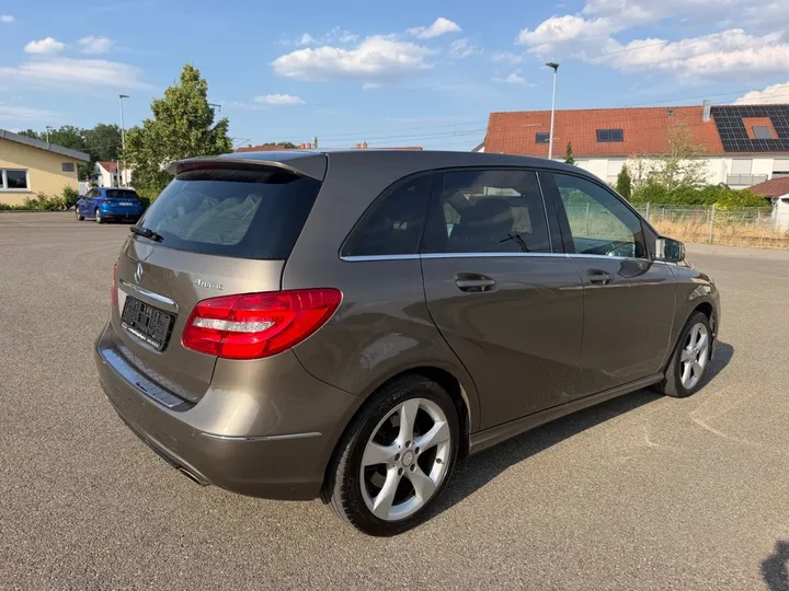 Mercedes-Benz B 220