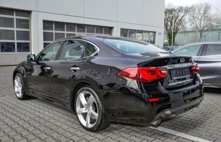 Infiniti Q70