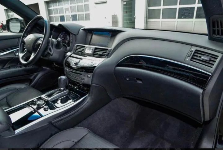 Infiniti Q70