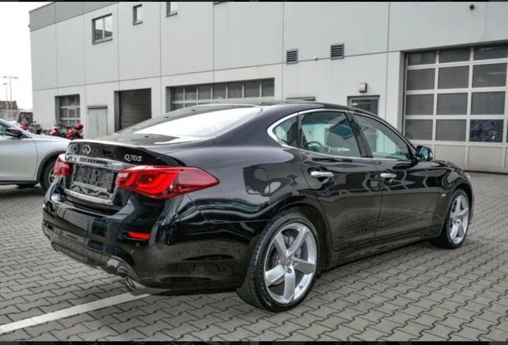 Infiniti Q70