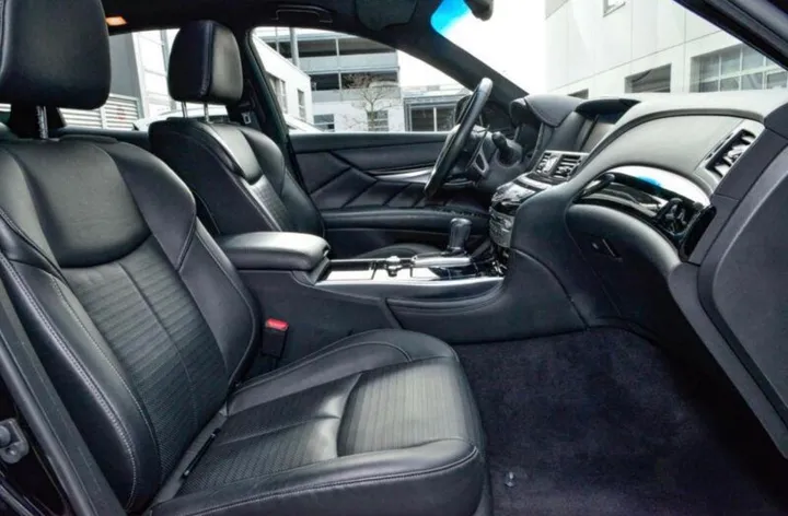 Infiniti Q70