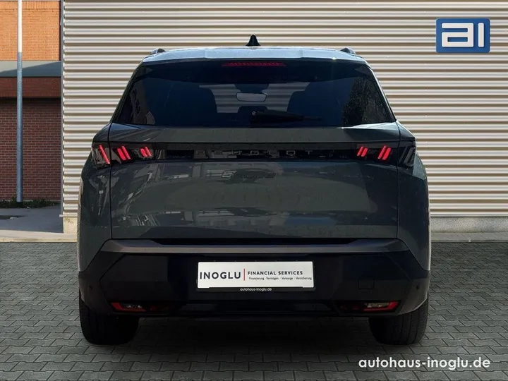 Peugeot e-5008