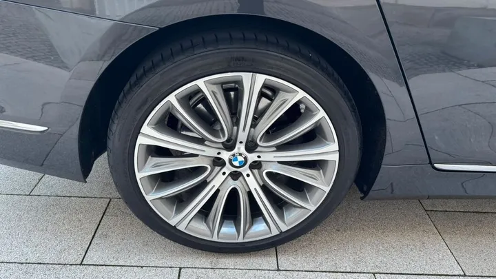 BMW 730
