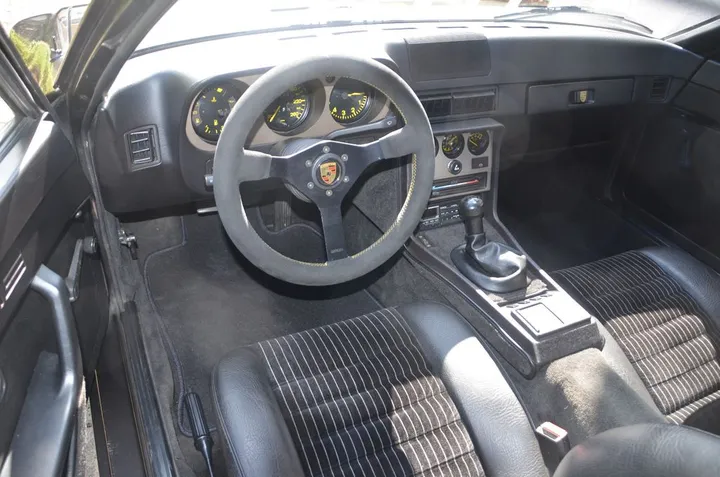 Porsche 944