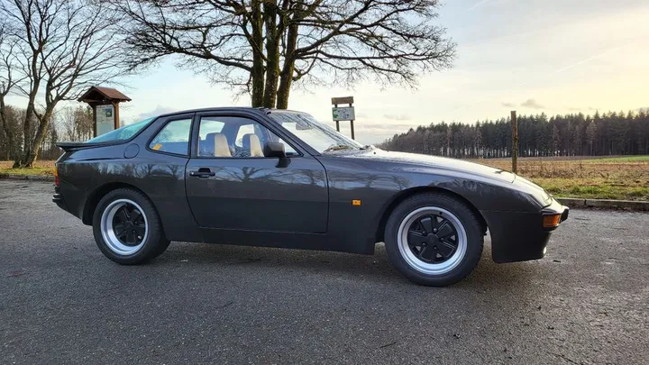 Porsche 944