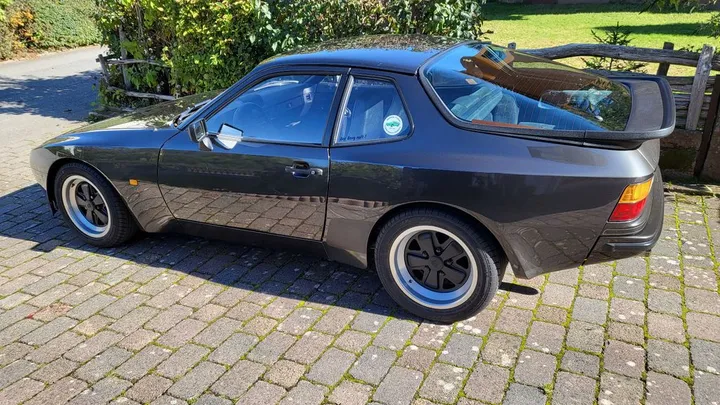 Porsche 944