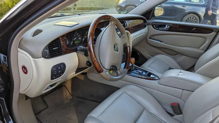 Jaguar XJ8