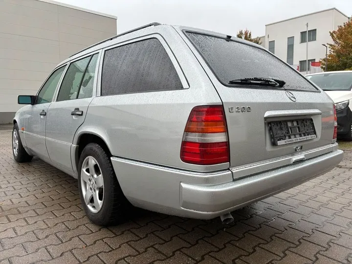 Mercedes-Benz E 200