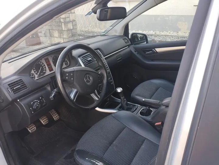 Mercedes-Benz B 200