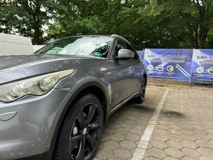 Infiniti QX70