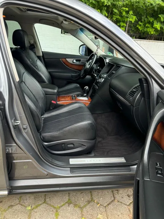 Infiniti QX70