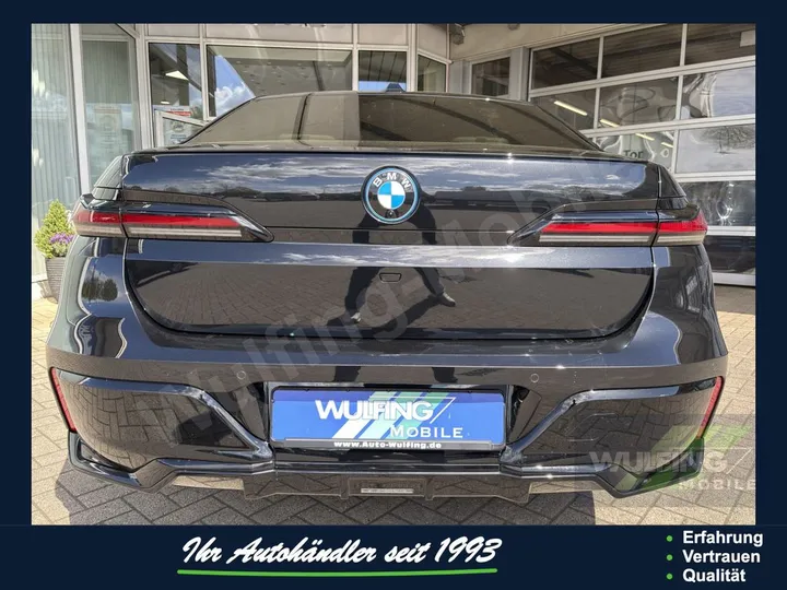BMW i7